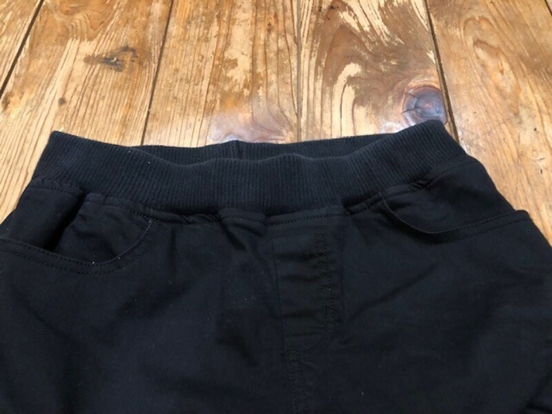 ウエストはゴム入り