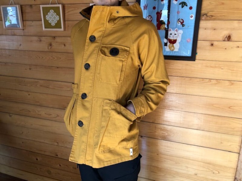 襟を立てられる