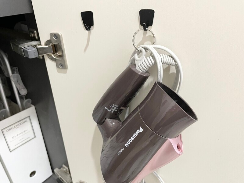 収納に困るドライヤーも掛けやすくなる