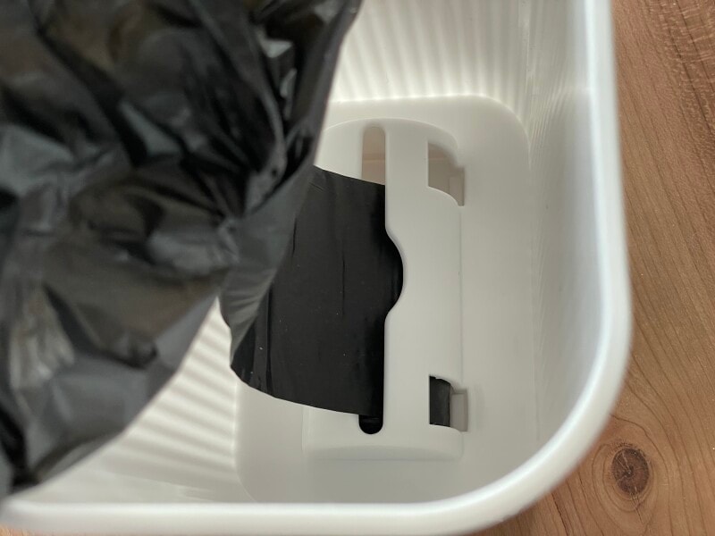 下からゴミ袋を引き出してセットできるゴミ箱