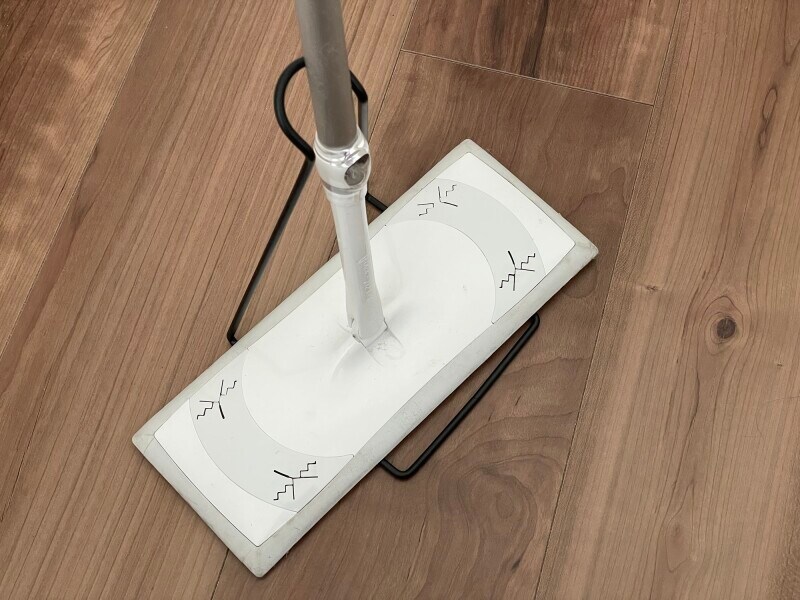 フローリングワイパーが自立するスタンド