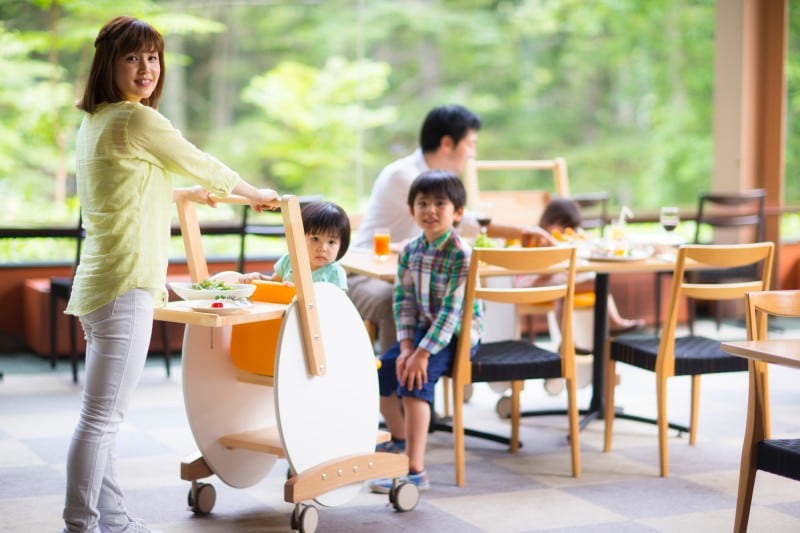 赤ちゃん連れでもビュッフェがとりやすい、ままらくだカート