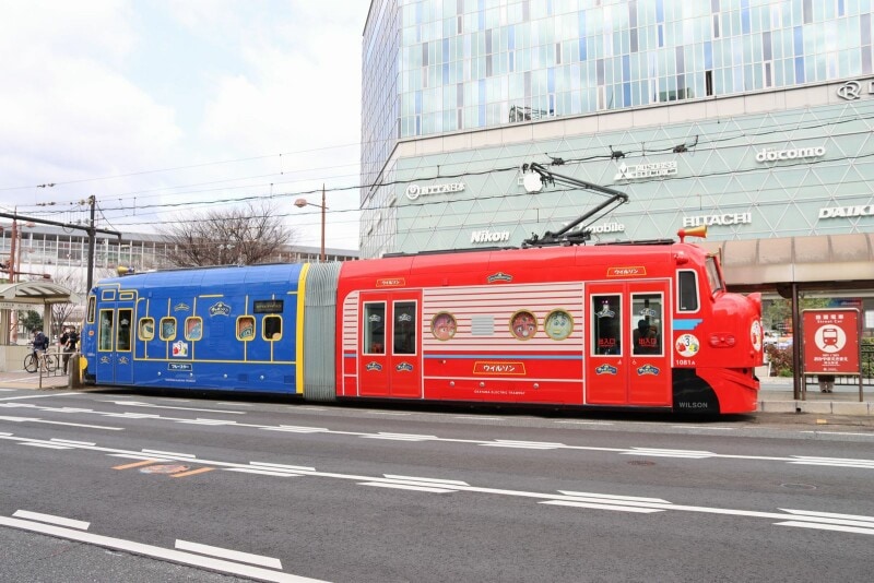 岡山駅前に停車中のおかでんチャギントン電車