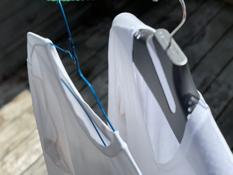 針金ハンガーとカインズの「「乾きやすくそのまま収納できる幅広ハンガー」で比較