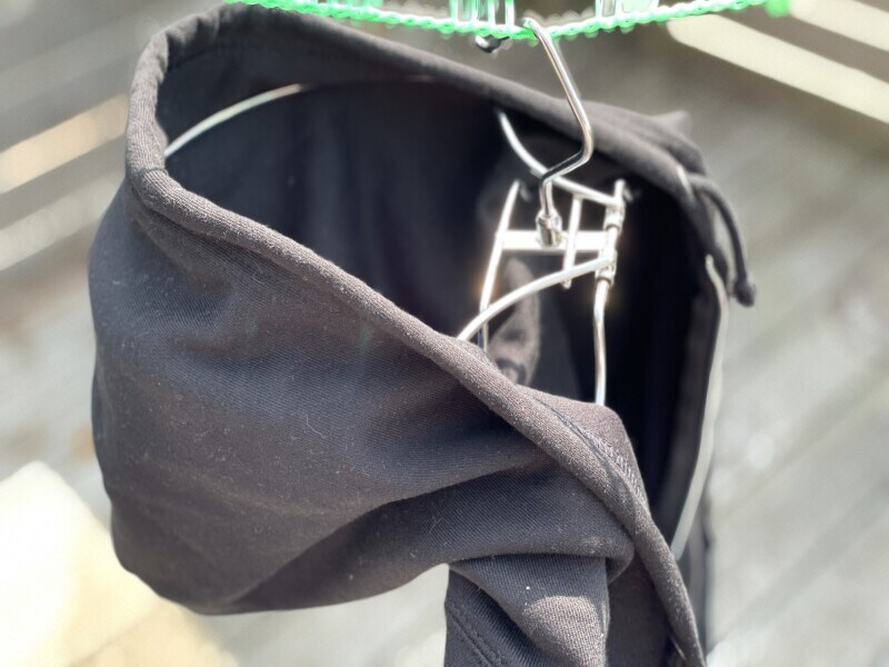 カインズのハンガーで干すとフードも乾く