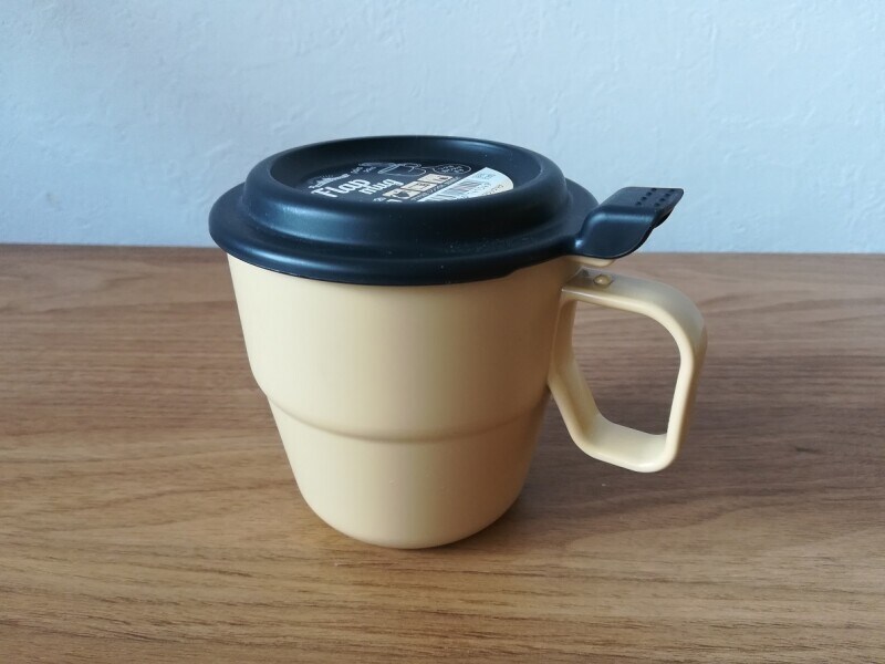 セリアのマグカップ「蓋付きプラスチックマグ」