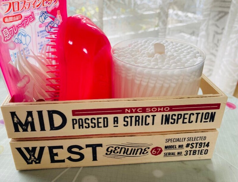 木製BOXは小物の収納に