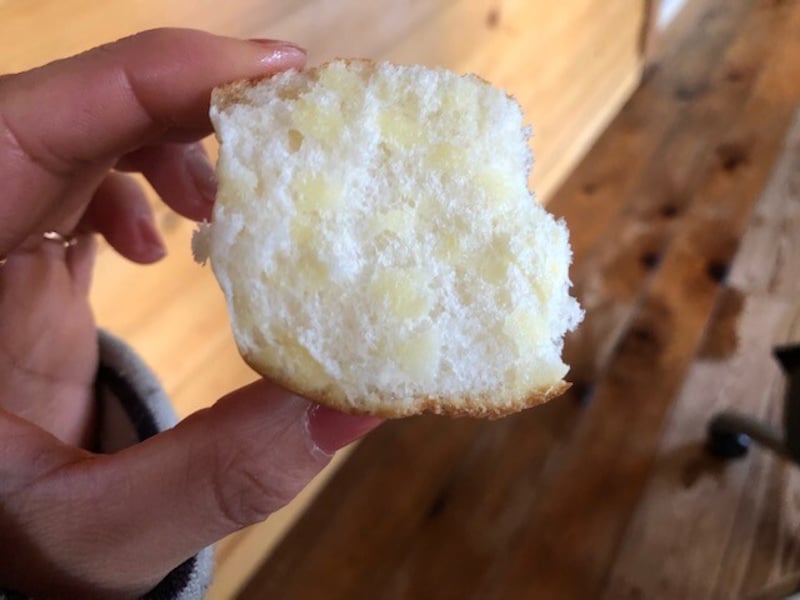 クリームが点状に練り込まれている