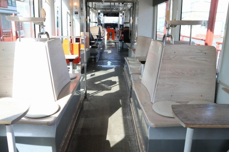 MOMO2の変化に富んだ車内