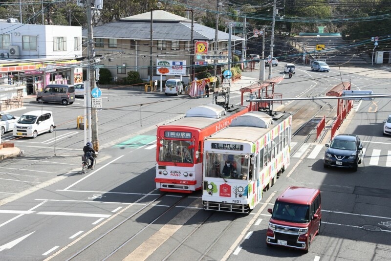 東山電停付近ですれ違う電車