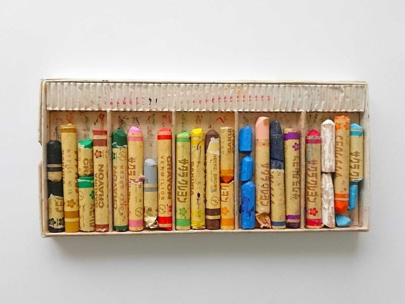 折れたり小さくなってしまったクレヨン