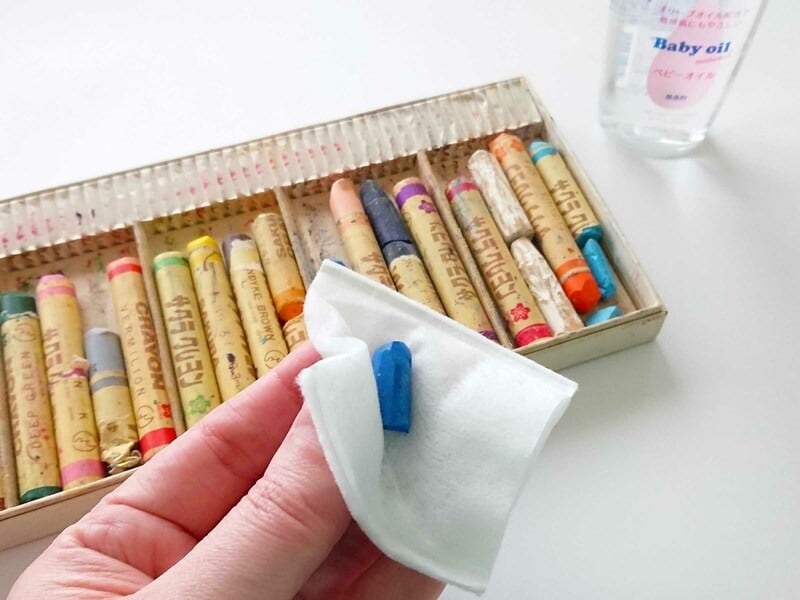 100円ショップにあるベビーオイルを使って汚れを拭き取ってみました！