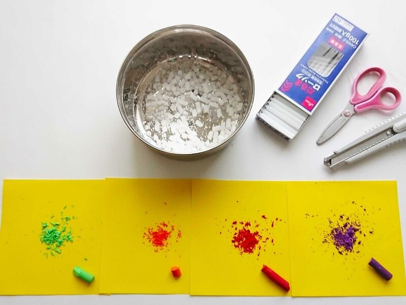 キャンドルとクレヨンを刻んでクレヨンキャンドルを作ってみよう！