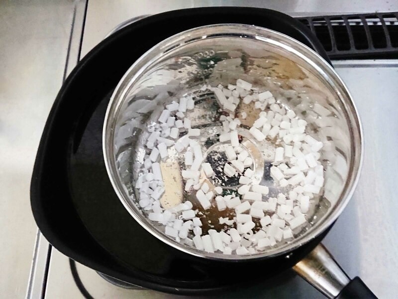 ろうそくを細かくカットして湯煎します