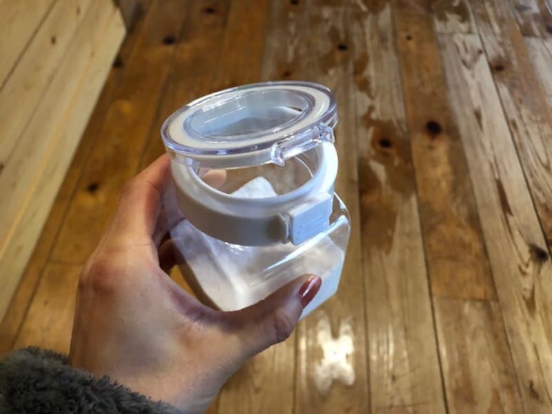 ふたは軽く開く程度