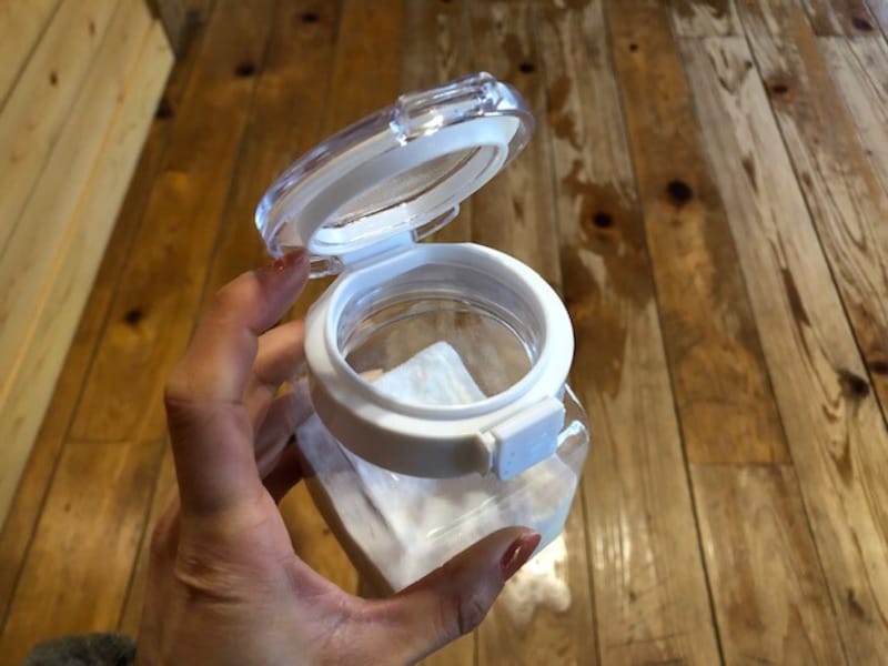 指でふたを押し上げていく