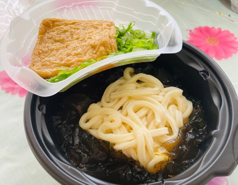 お持ち帰り用のきつねうどん