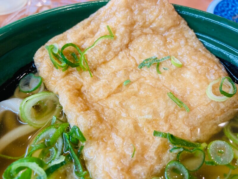 大きな油揚げも食べごたえあり!