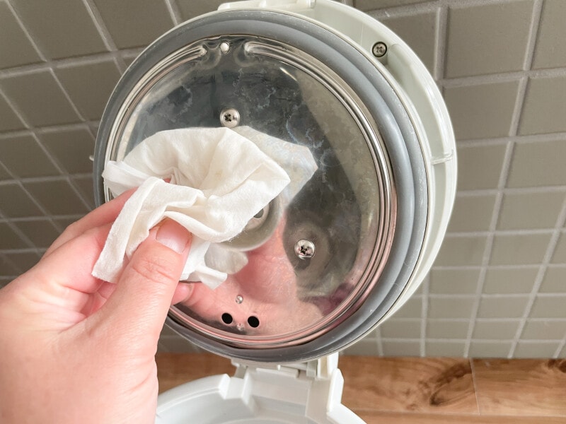 蓋にカルキ汚れがついている場合はクエン酸シートで拭く