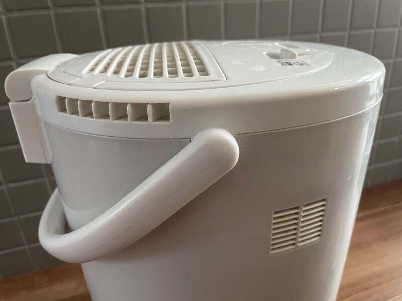 ホコリがたまりそうな場所はブラシで掃除する