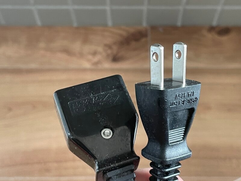 電源ケーブルのホコリもとる