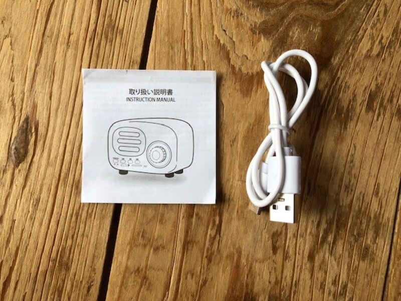 USB充電コードと取扱説明書が付属されている