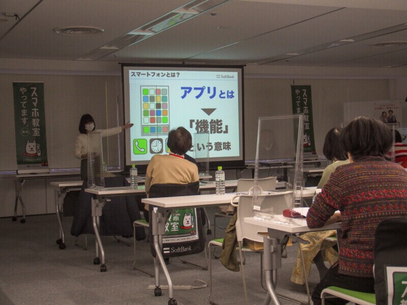最近では携帯各社がショップなどで無料のスマートフォン教室を実施しているので、初めてスマートフォンを使う人はそれを利用するのがよい。写真はソフトバンクが実施したスマートフォンデビュー体験教室より