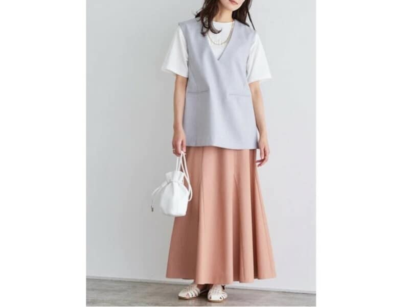 ピンクのスカートをベストできれいめに着こなして 出典:WEAR