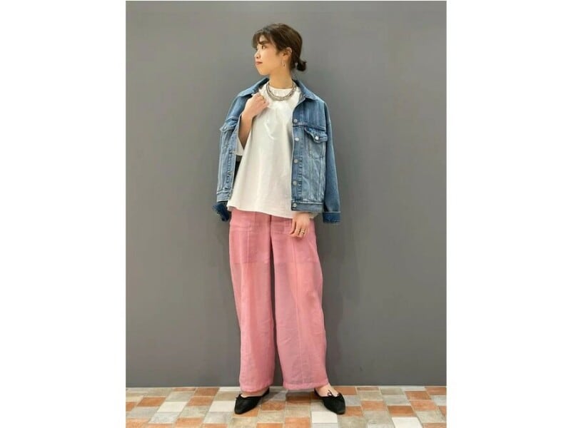 ゆったりしたピンクのボトムスを白ブラウスとデニムジャケットで 出典:WEAR