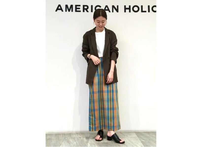 ダークカラーのリネンジャケットで総柄のボトムスも大人っぽく 出典:WEAR