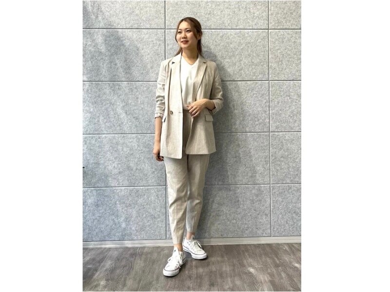リネンジャケットのセットアップできれいめコーデに 出典:WEAR