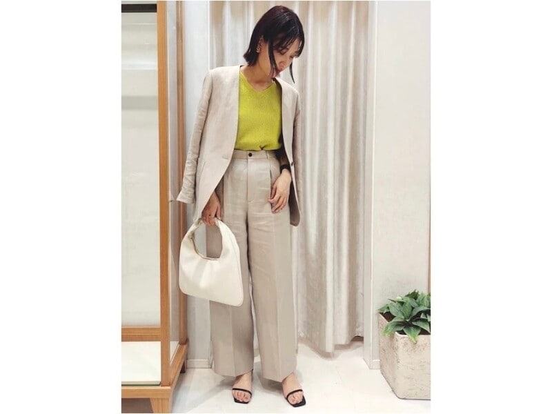 ノーカラージャケット&ワイドパンツのセットはスタイリッシュなイメージに 出典:WEAR