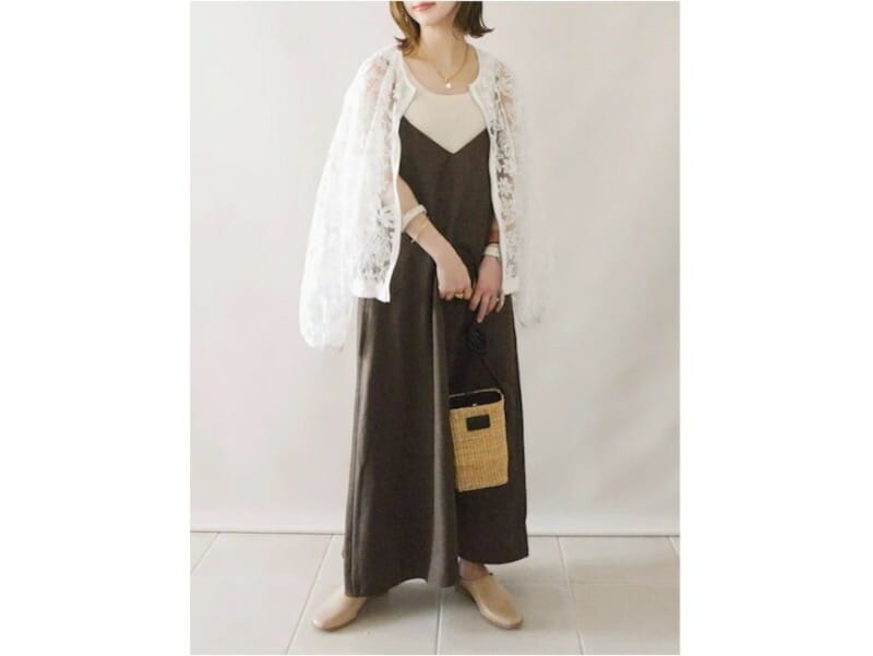 透け感があって羽織りにもなるレースアウターは初夏にぴったり 出典:WEAR