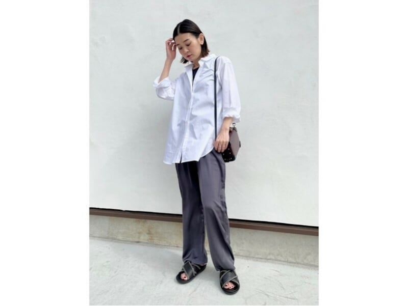 きちんと感のあるシャツをオーバーサイズでゆったり着てこなれ感アップ 出典:StyleHint