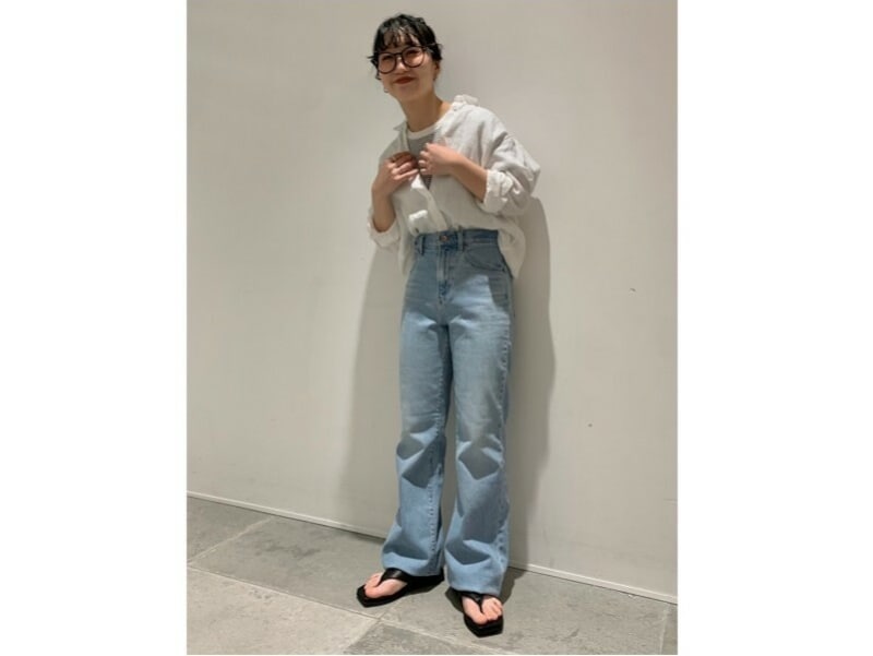 一枚でばさっと羽織っても、インナーの上からウエストインしつつアレンジしても◎ 出典:StyleHint