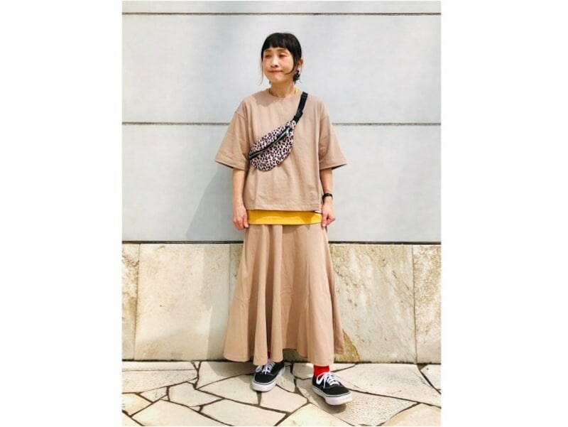 同系色のスカートと合わせてセットアップ風コーデもおすすめ 出典:StyleHint