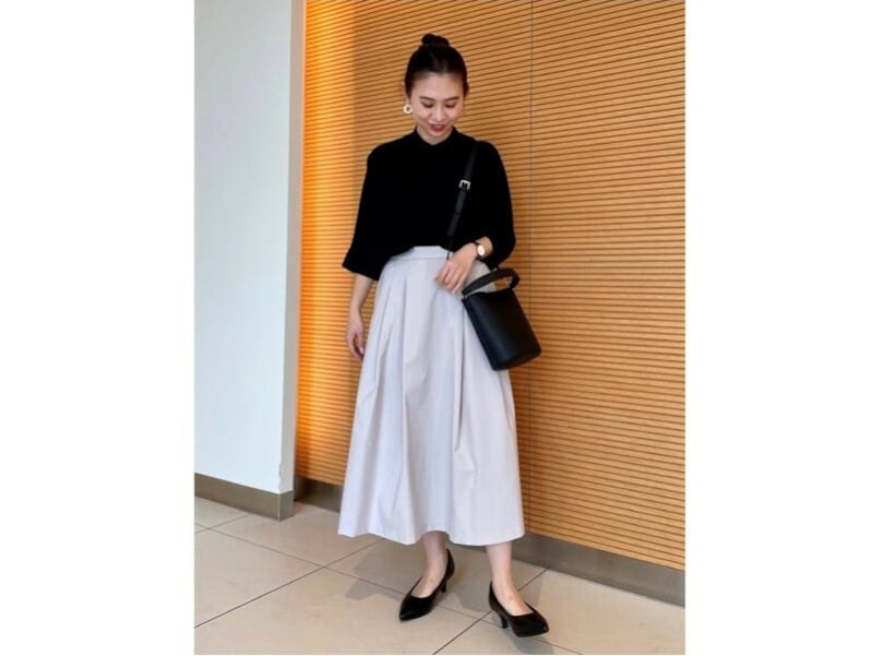 モノトーンで揃えて、上品でエレガントさのある大人可愛いコーデに 出典:StyleHint