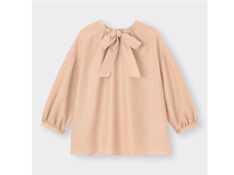 ジーユー　シアー2WAYボウタイブラウス　1990円（税込）※一部店舗およびオンラインストアのみ販売