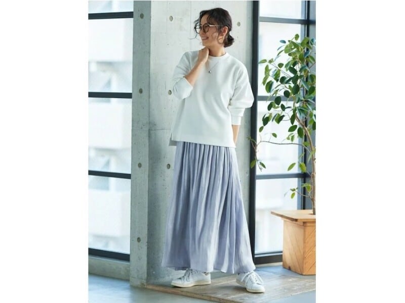 クリーンな白スウェットとプリーツスカートに　出典：WEAR
