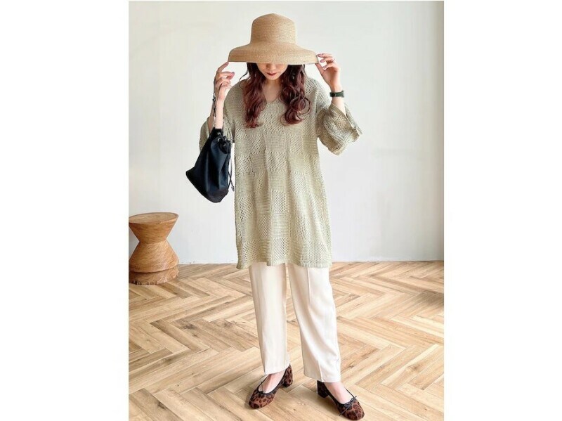 ナチュラルな風合いの素材ならツバが広めでも自然に見えやすいのもポイント　出典：WEAR