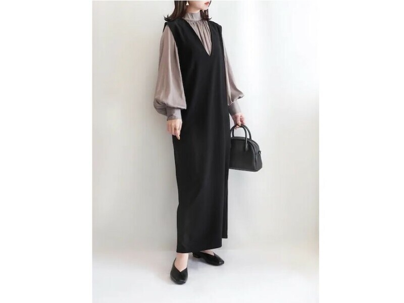 Vネックのノースリーブワンピースは印象を変えやすいのがメリット 出典:WEAR