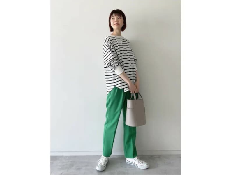 トレンドアイテムである明るい色味のカラーパンツを合わせて　出典：WEAR