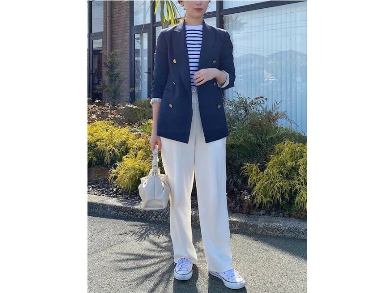 「紺ブレ×白パンツ」で大人にぴったりのマリンコーデ  出典:WEAR