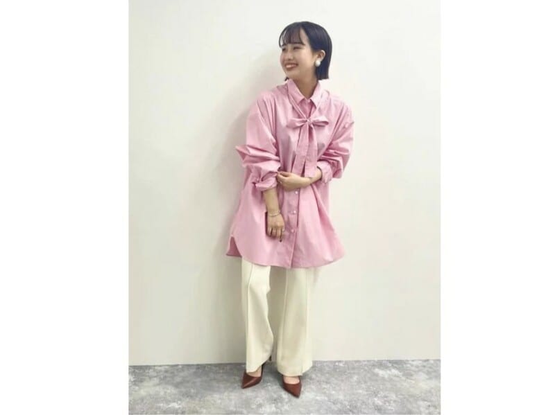 明るいカラーのシャツと白パンツの組み合わせはこのシーズンにぴったり 出典:WEAR