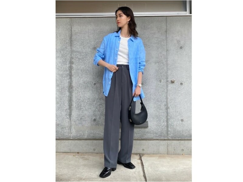 【OKコーデ】シンプルな長袖シャツも、薄手のリネン素材なら夏でも着られて優秀　出典：WEAR
