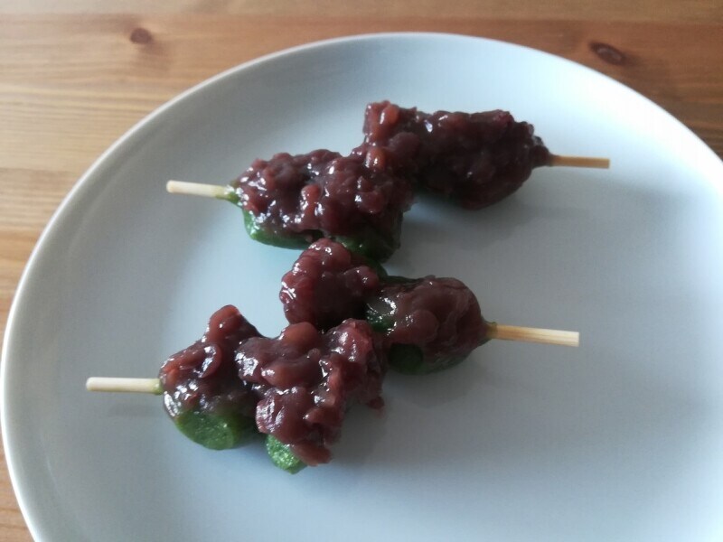 シャトレーゼの「よもぎ香る粒餡団子」は、甘すぎない粒餡とよもぎがぴったり