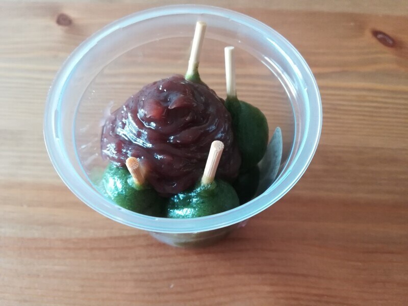 シャトレーゼの「よもぎ香る粒餡団子」は、便利なカップ入り