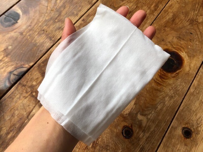 サイズは200mm×300mm。写真は4つに折った状態