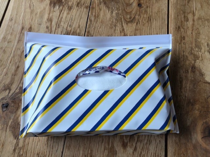 除菌シートを入れて封をする