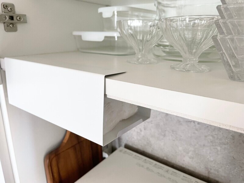 棚板部分にひっかけて設置するだけでOK